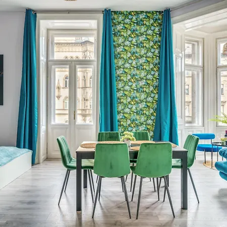 Downtown Delight - Erzsebet Blvd - 13 Ppl Apartment *