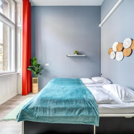 Downtown Delight - Erzsebet Blvd - 13 Ppl Apartment