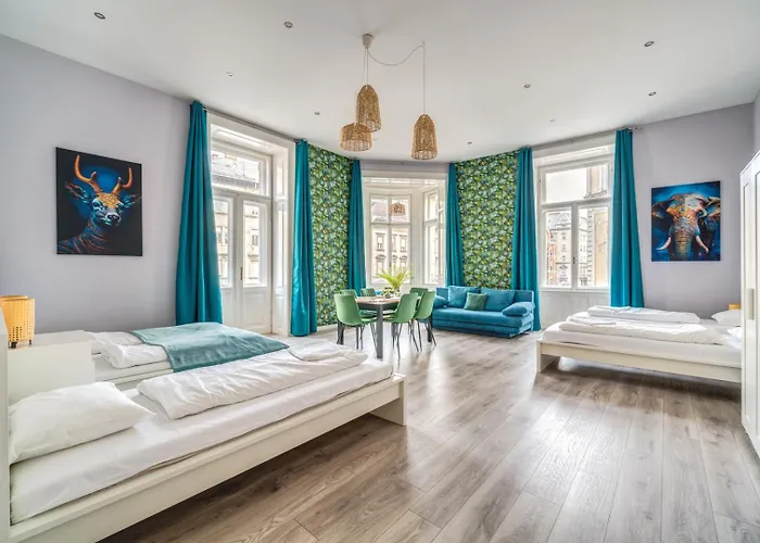 Downtown Delight - Erzsebet Blvd - 13 Ppl Budapest