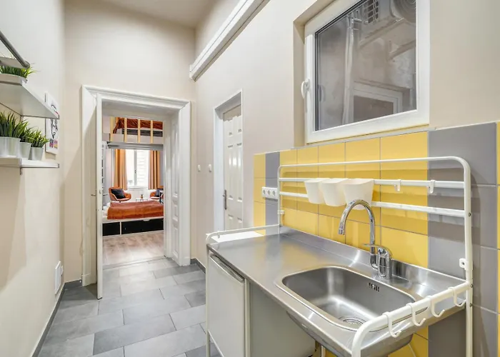 Downtown Delight - Erzsebet Blvd - 13 Ppl * Budapest