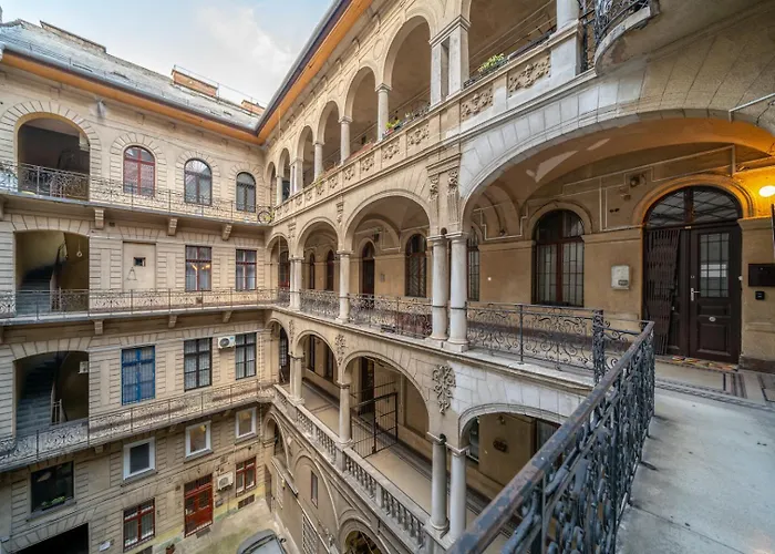 Downtown Delight - Erzsebet Blvd - 13 Ppl * Budapest