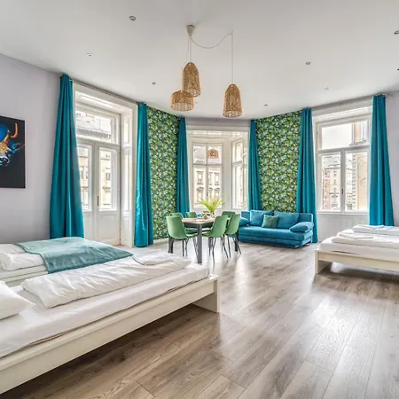 Downtown Delight - Erzsebet Blvd - 13 Ppl بودابست