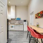Downtown Delight - Erzsebet Blvd - 13 Ppl Apartman Budapest