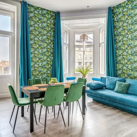 Downtown Delight - Erzsebet Blvd - 13 Ppl Budapest